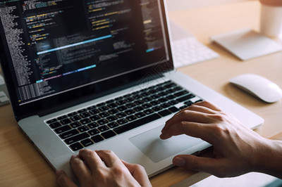 軟件開發者的近視正在認真分析計算機屏幕上的數據